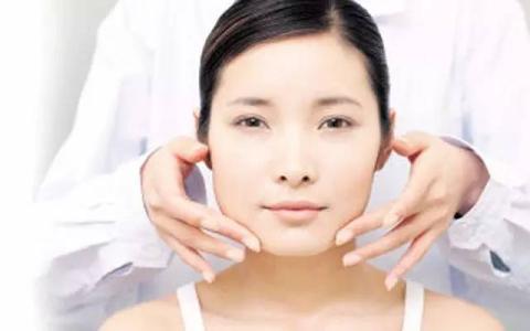 额叶病变时出现中枢性面瘫有何特点？